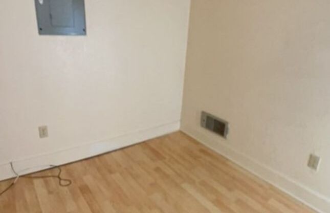 1 bed, 1 bath, $950, Unit #7