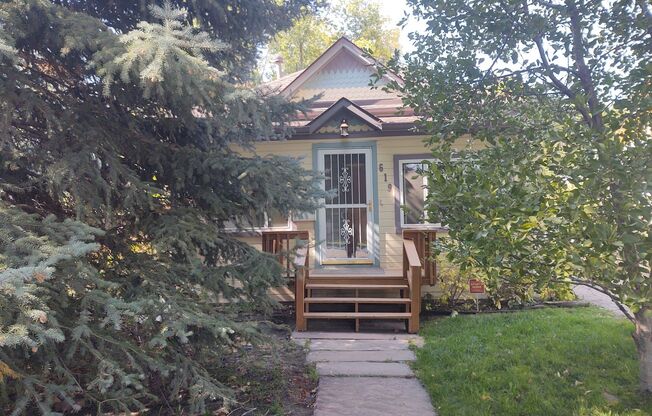 Delightful 2 Bedroom/1 Bathroom w/ Private, Detached Studio/Office (Additional 200 sq.ft.) in the Heart of Downtown Longmont! Available Now!