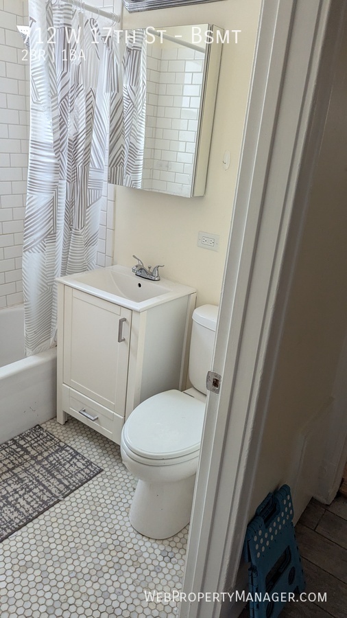 712 W 17 ST