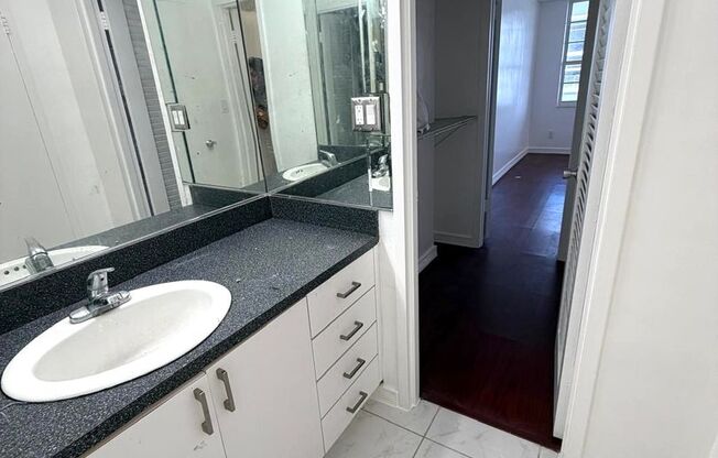 1 bed, 1 bath, $2,400, Unit Unit 1027