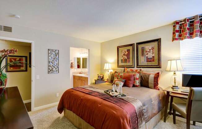 Where comfort meets convenienceâsteps from nature, minutes from it all!