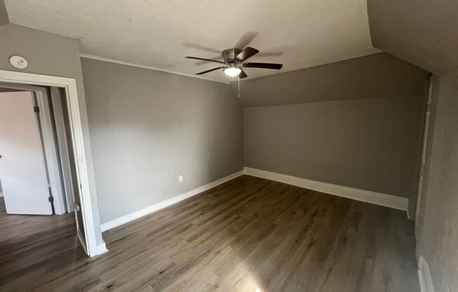 3 beds, 1 bath, $1,100, Unit Unit 2