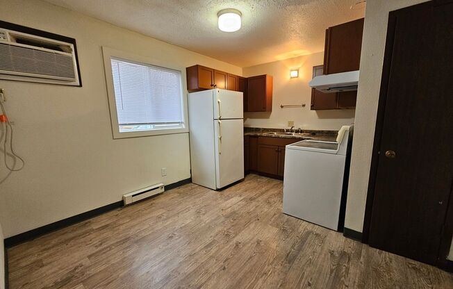 2 beds, 1 bath, $750, Unit 9