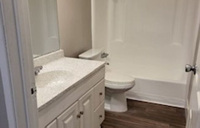 2 beds, 1 bath, 818 sqft, $2,100, Unit 036