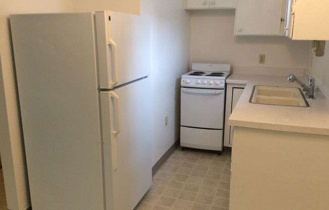 1 bed, 1 bath, $850, Unit 145 10th Avenue W, #4