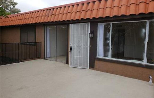 2nd Floor 2 bedroom Condo Near 95/Torrey Pines