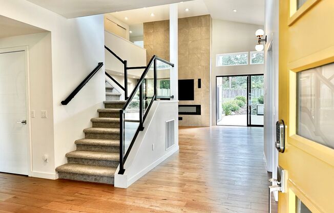 6 BR / 4 BA – 4,100 SQ FT with Patio, Full Outdoor Grill, and Hot Tub