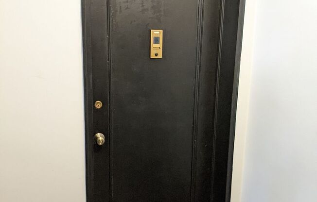 Updated and extremely well-maintained Rock Creek Condo Available 4/1!