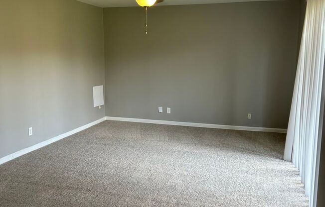 2 beds, 1 bath, 889 sqft, $1,100, Unit 6909-A