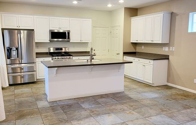 Otay Ranch 3 bedroom 2.5 bath 1917 sqft 2 car garage, beautiful!