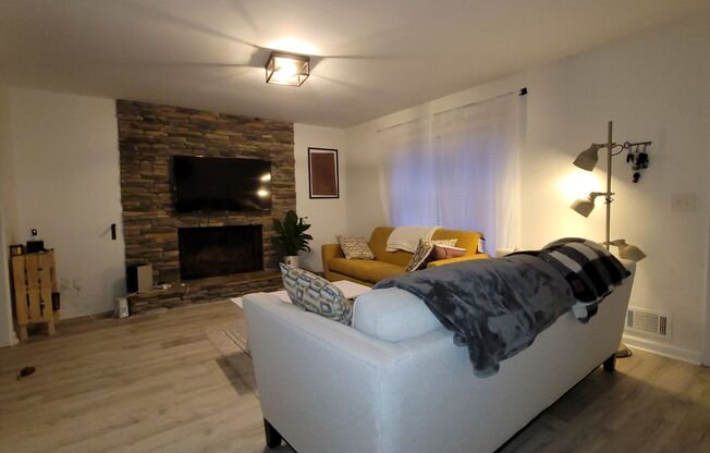 4 Bed/2 Bath w/ Huge Basement Minutes from Kennesaw State University!!