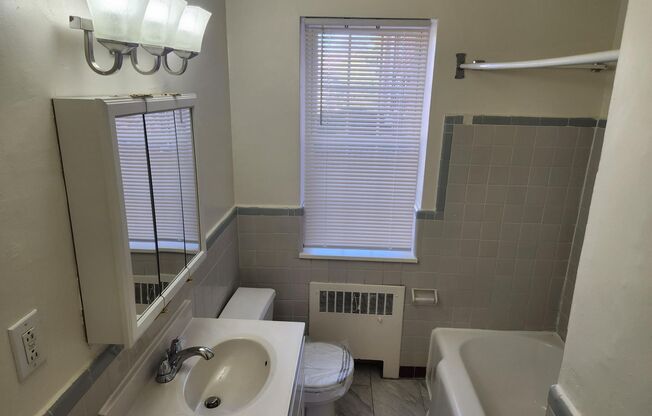 2 beds, 1 bath, 897 sqft, $2,275, Unit F-05