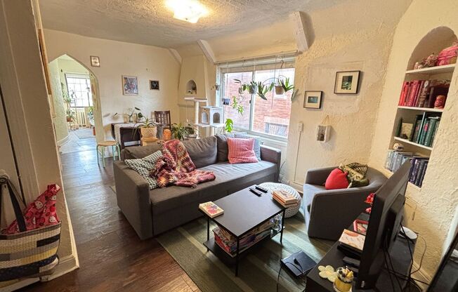 Tudor Hall~ Shadyside on the boarder of Oakland and Bloomfield~ convenient walkable location