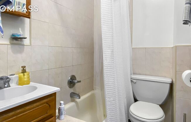 2 beds, 2 baths, $4,000, Unit 1W