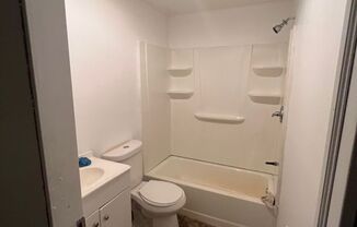 Studio, 1 bath, $1,000, Unit 1st Floor Front Commerical