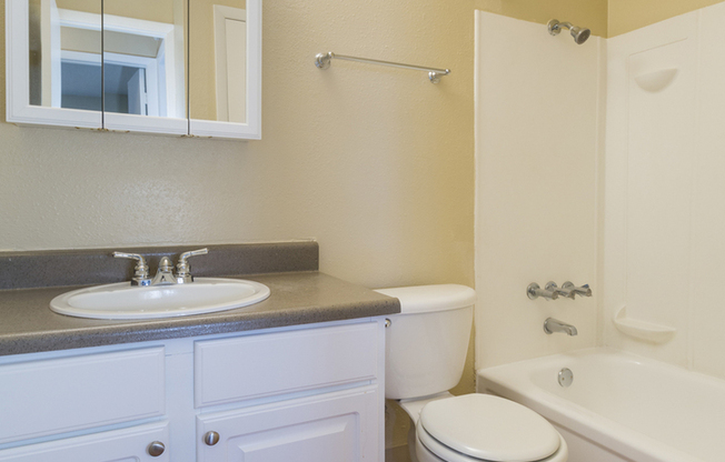 2 beds, 1 bath, 810 sqft, $1,220, Unit 823 - 305B