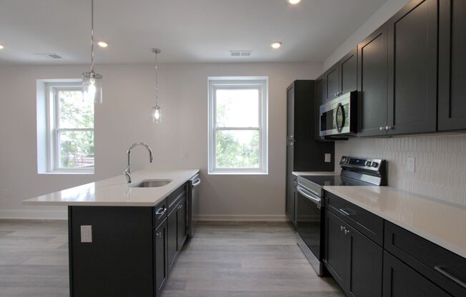 2 beds, 2 baths, 940 sqft, $1,735, Unit 302