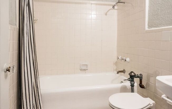 2 beds, 1 bath, 1,000 sqft, $1,646, Unit 202