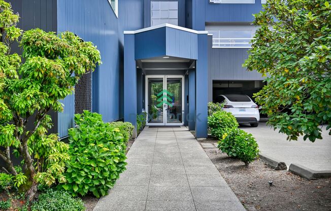 2 Beds and 2 Baths Kirkland DT Condo is Available for Rent!