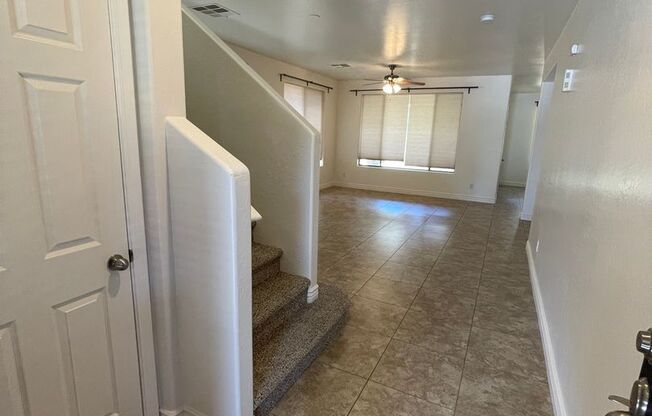 Gorgeous 4 bed, 3 bath home in Spectrum / Gilbert