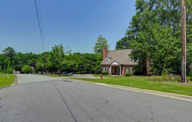 Renovated 2‑Bed End‑Unit Steps from Lexington Medical Center – Pets Welcome!