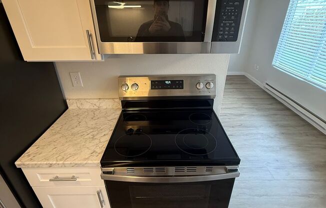 1 bed, 1 bath, 590 sqft, $1,395, Unit 924