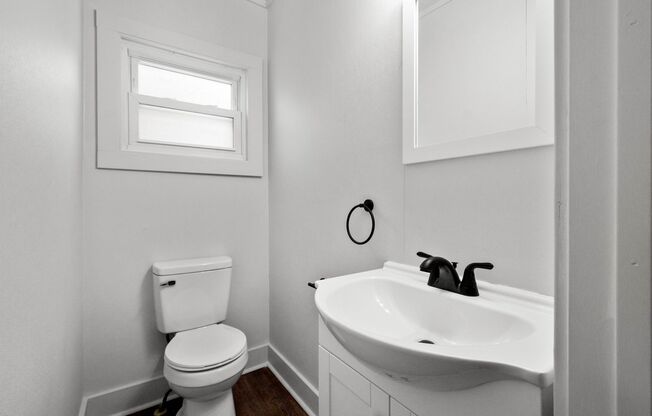 Stunning 3 bedroom home in Brookline available July 1!