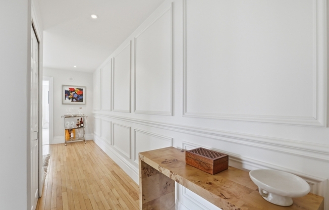 2 beds, 1 bath, 905 sqft, $6,600, Unit 801