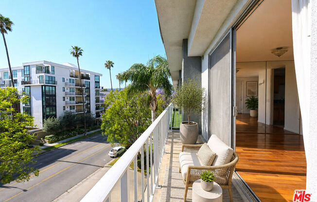 100 S Doheny Dr
