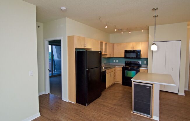3 beds, 1 bath, $2,235, Unit 604