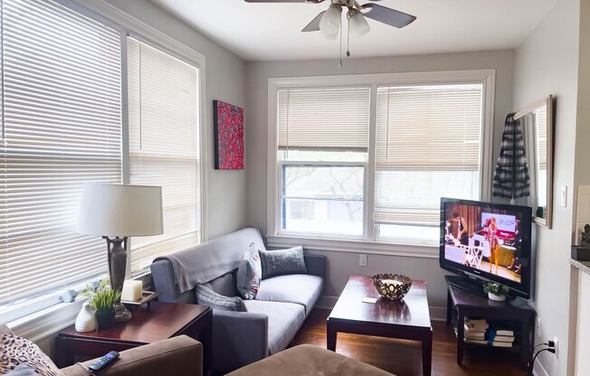 3 beds, 1 bath, 1,261 sqft, $2,300, Unit B