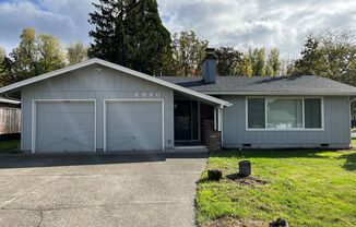 3 Bedroom Home In Oatfield neighborhood, Milwaukie! Fenced Backyard, 2 Car Garage!