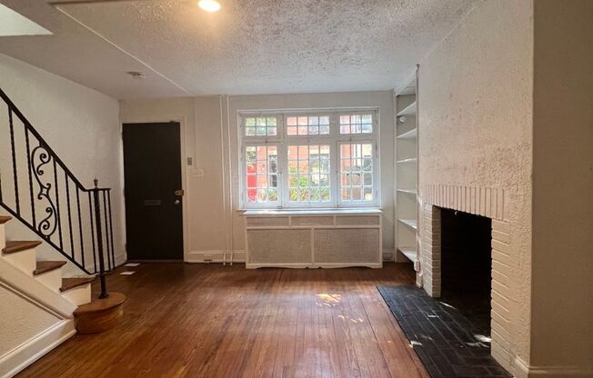 Beautiful Old World 2 Bed + Den Townhouse In Rittenhouse!