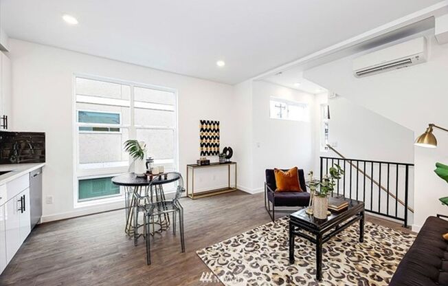 Ballard Townhome - Luxury and Location!