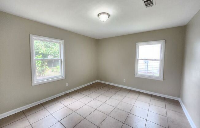 271 Chestnut St Pensacola, FL 32506 MOVE IN SPECIAL!! $250 off 1st Months Rent!!!