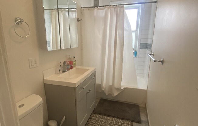 3 beds, 1 bath, $4,200, Unit 4