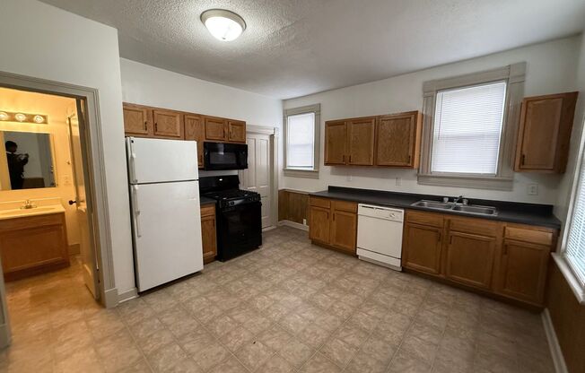 2 beds, 1 bath, 875 sqft, $750, Unit Apt 1