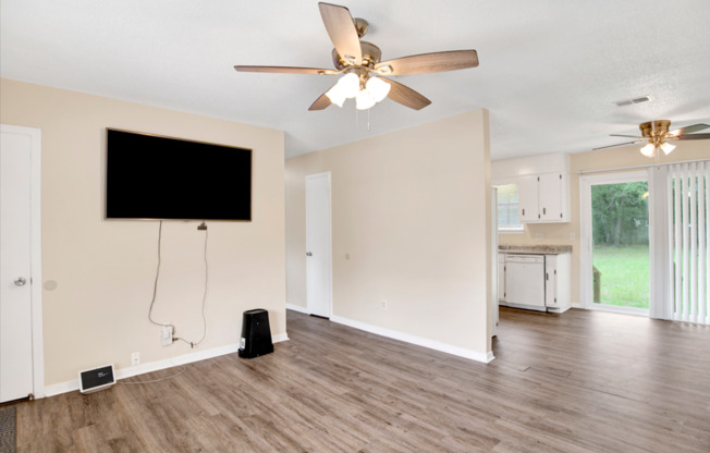 4 Bed Home with Large Yard