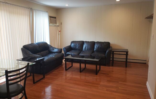 2 beds, 1 bath, 902 sqft, $2,400, Unit 09