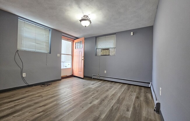1 bed, 1 bath, 700 sqft, $2,200, Unit B