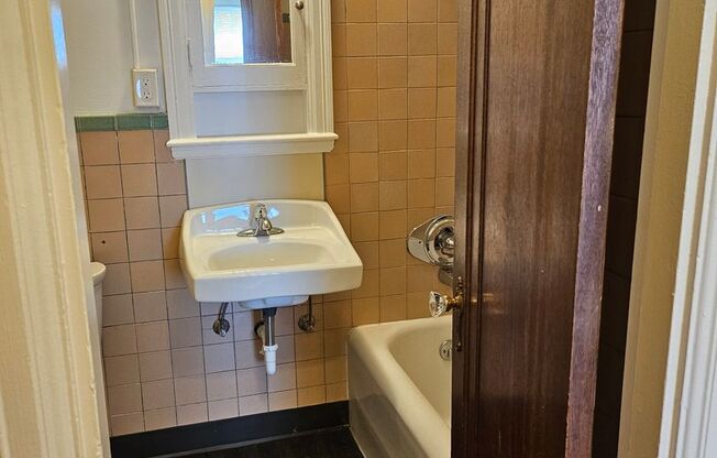 1 bed, 1 bath, $700, Unit 410