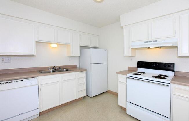 2 beds, 1 bath, 900 sqft, $1,740, Unit 17-111