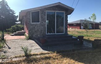 2 beds, 1 bath, $1,600