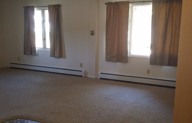 2 beds, 1 bath, $1,100, Unit B