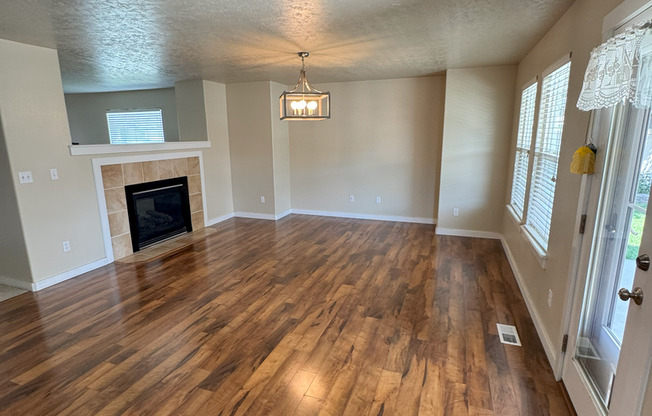 5bed/3bath home w/community pool, fenced yard, covered patio, & a fire place