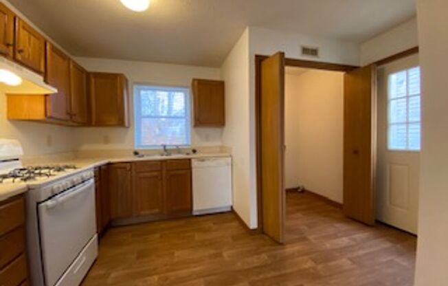 3 beds, 1 bath, 1,034 sqft, $995, Unit Apt. C