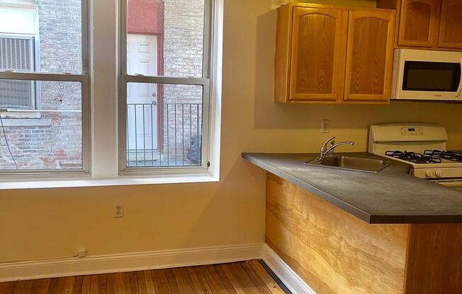 3 beds, 1 bath, 1,400 sqft, $1,595, Unit 207-A7