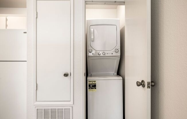 2 beds, 1 bath, 825 sqft, $1,570, Unit 50