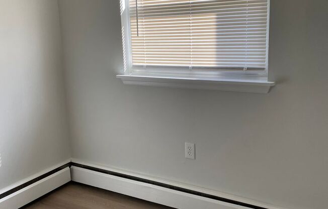 2 beds, 1 bath, $1,900, Unit 206