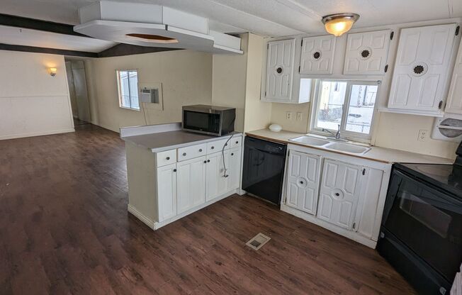 3 beds, 1 bath, 778 sqft, $1,195, Unit #6